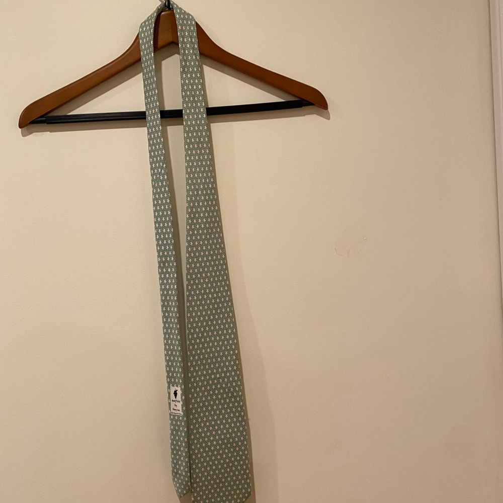 Vineyard Vines tie. Green